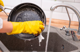 Как отмыть даже самую грязную сковородку: 6 простых хитростей