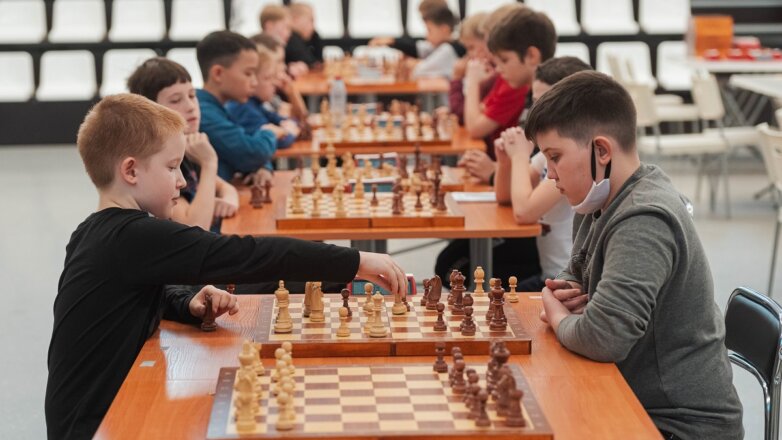 Школьники поздравили УГМК игрой в шахматы