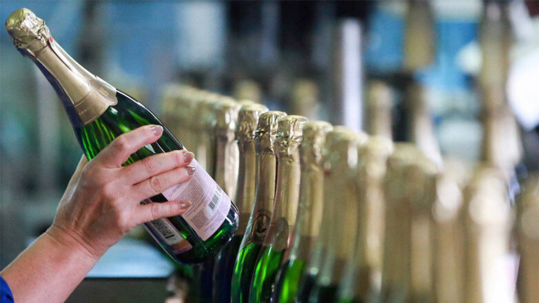 Названы главные экспортеры игристого вина в Россию за 9 месяцев 2023 года