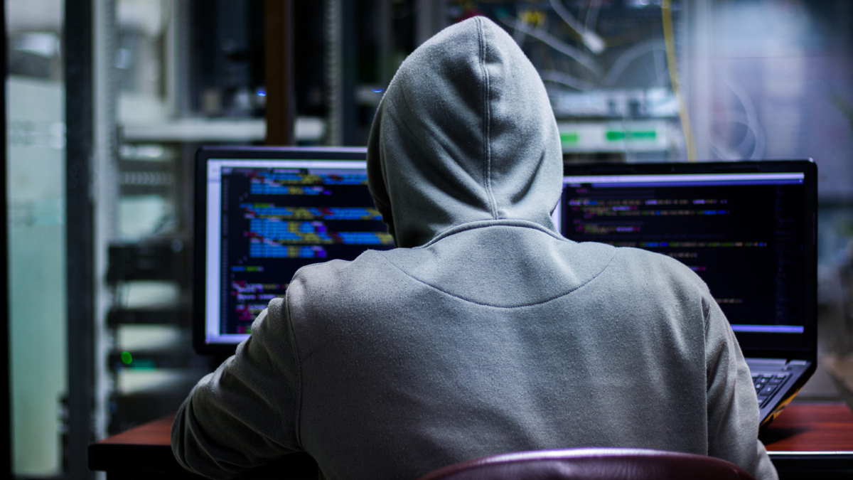 Директор ФБР пригрозил укрывающимся в России хакерам 
