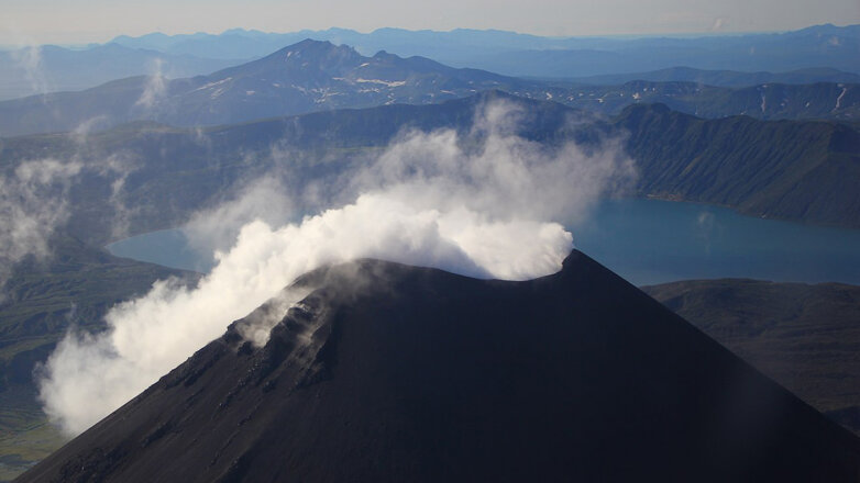 На Камчатке вновь зафиксированы пепловые выбросы из Карымского вулкана