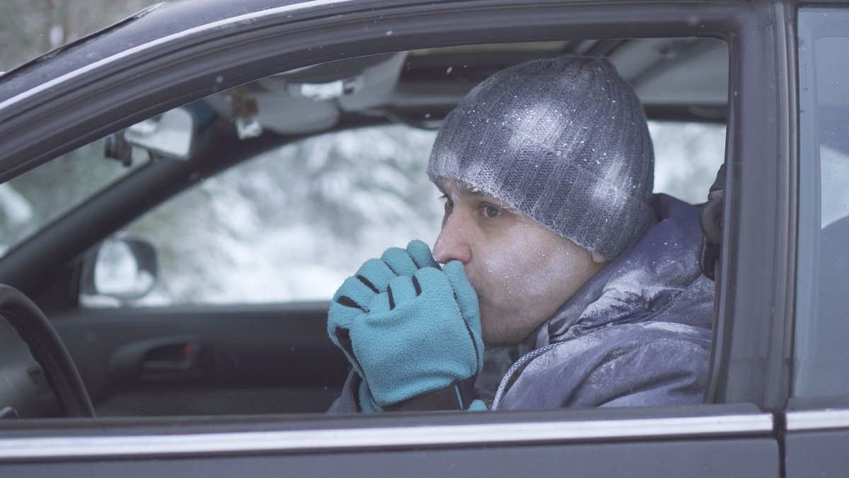 Набор выживания: что нужно иметь в автомобиле, чтобы не замерзнуть в сугробах