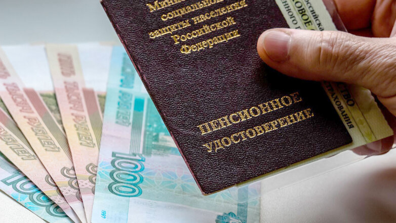 Россияне за границей смогут получать пенсию на счет в РФ