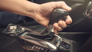 Опасные привычки при езде на автомобиле с АКПП назвали эксперты