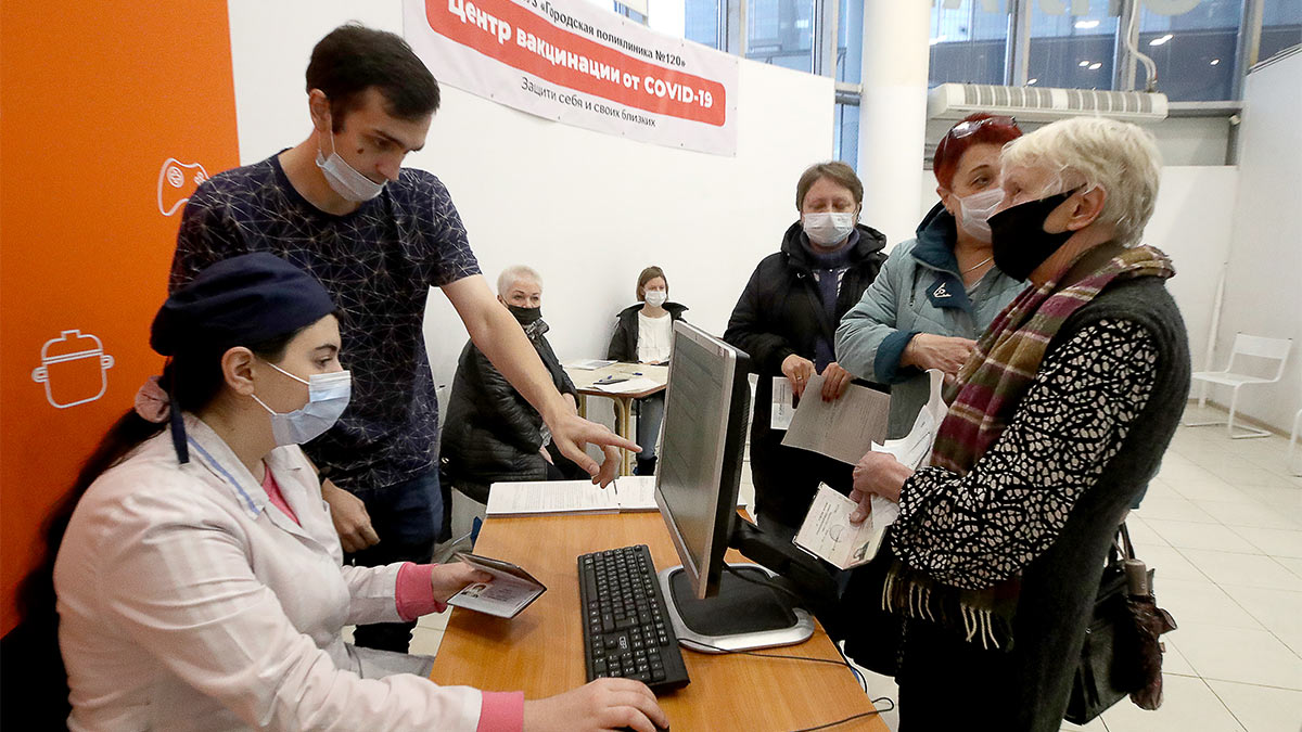 Непривитых пожилых жителей Санкт-Петербурга ждут ограничения и отстранение от работы