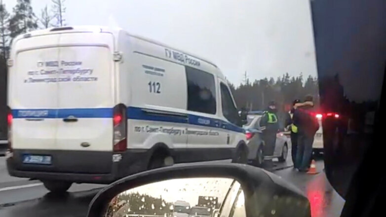 Труп мужчины выпал из багажника попавшего в ДТП под Петербургом автомобиля