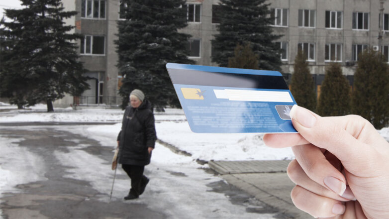 Пенсионерам в ЛНР и ДНР продлят действие украинских банковских карт