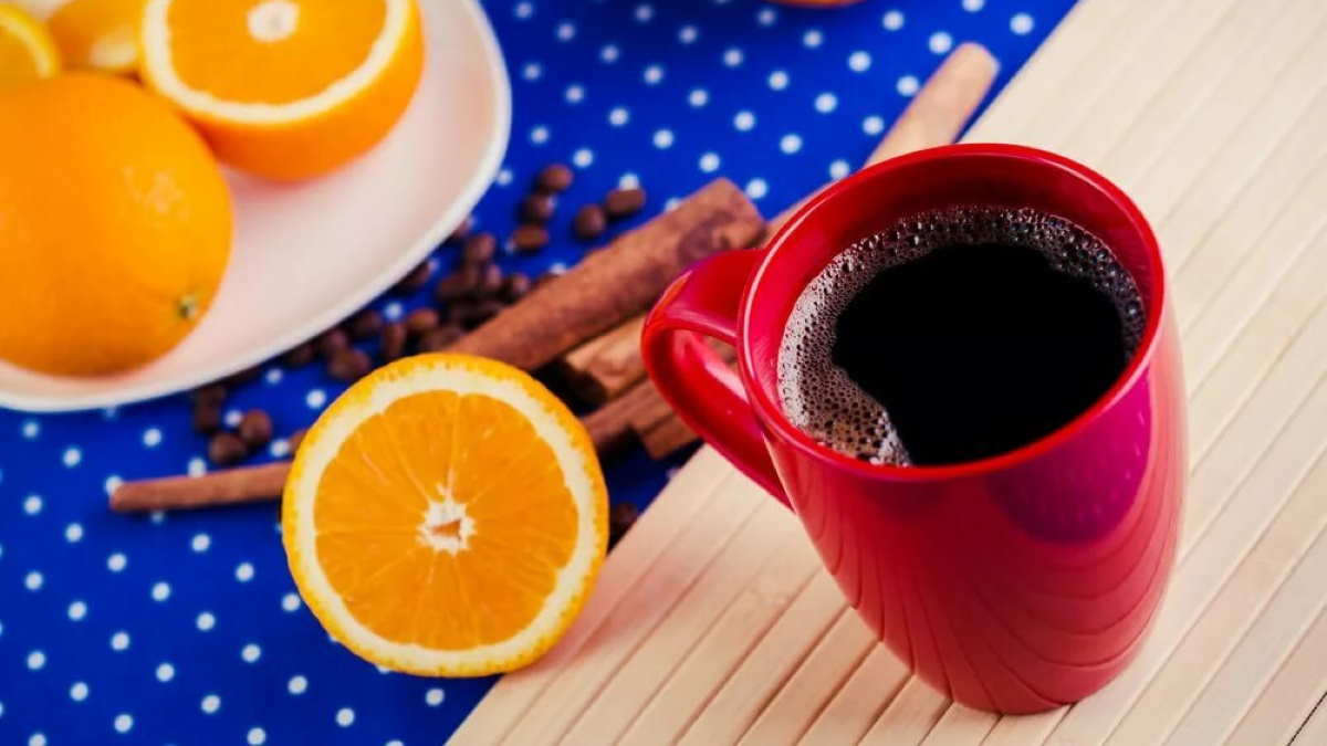 Апельсиновый сок на завтрак. Кофе с апельсином. Чашка кофе и апельсин. Кофе с соком. Утренний кофе и апельсин.
