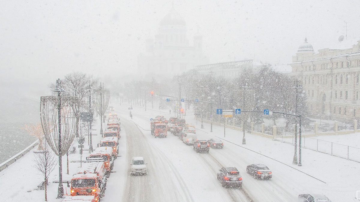 Москвичей призвали соблюдать осторожность на дороге из-за погодных условий