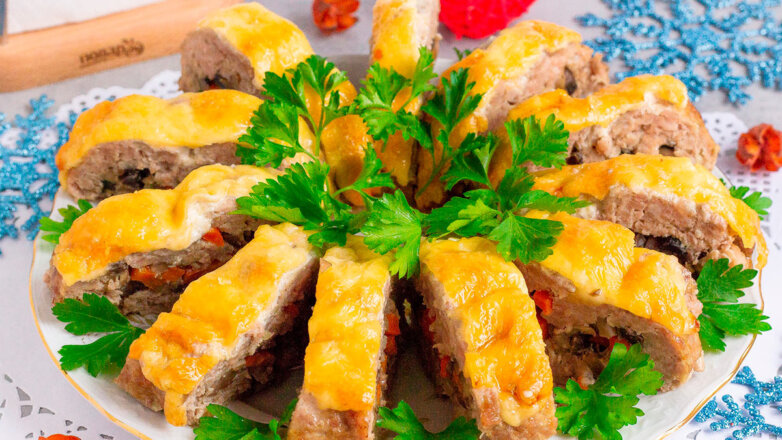 Новогодняя кухня: рецепт праздничного мясного рулета с грибами и сыром