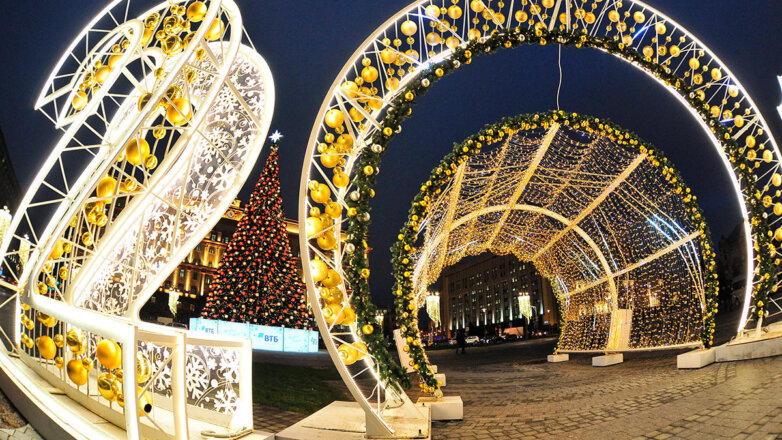 Москву к новогодним каникулам украсят тысячи световых конструкций