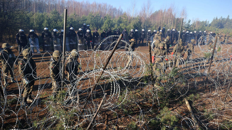Польские силовики приведены в полную боевую готовность из-за кризиса с мигрантами, заявил Дуда