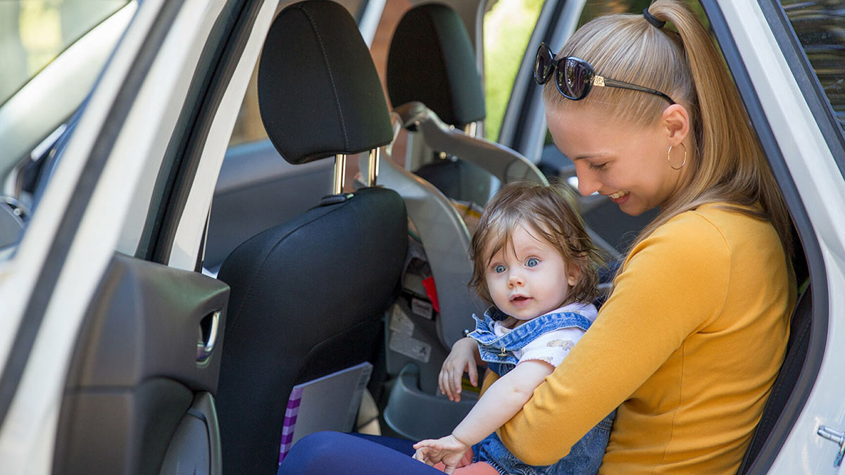 Автомобиль многодетной семье в 2024 году. Семейная машина. Женщина с ребенком в машине. Ребенок на руках в автомобиле. Мама с ребенком в машине.