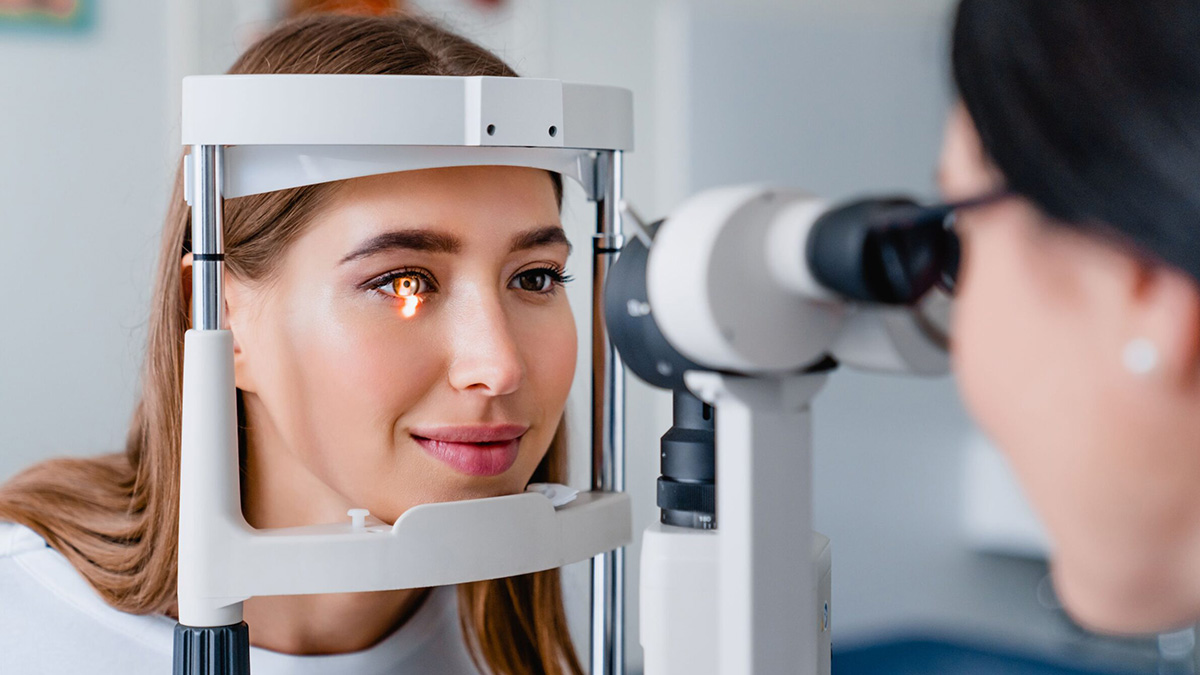 Повседневные привычки, которые ухудшают зрение, перечислила офтальмолог