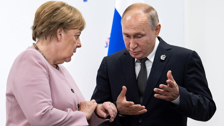 Владимир Путин разговаривает с Ангелой Меркель