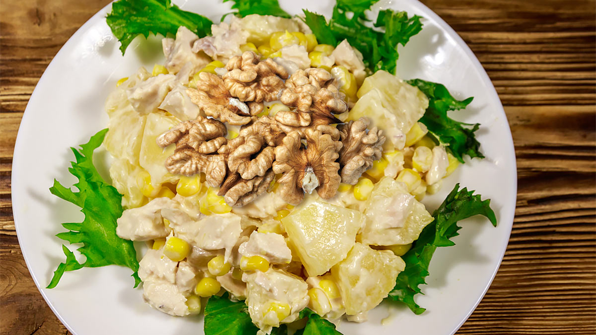 Салат с ананас с курицей и грецкими орехами рецепт с фото