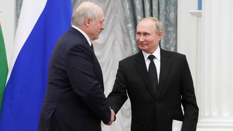 953720 Владимир Путин и Александр Лукашенко жмут руки встреча