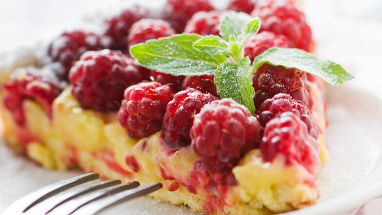 Легкий десерт: диетический пирог с малиной и творогом
