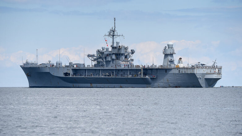 Флагман ВМС США Mount Whitney уходит из Черного моря