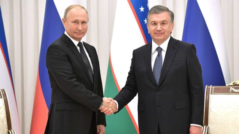 Путин наградил президента Узбекистана орденом Александра Невского