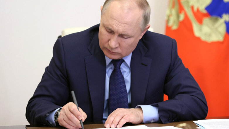 Путин подписал закон о единой ставке НДФЛ для работающих из-за границы