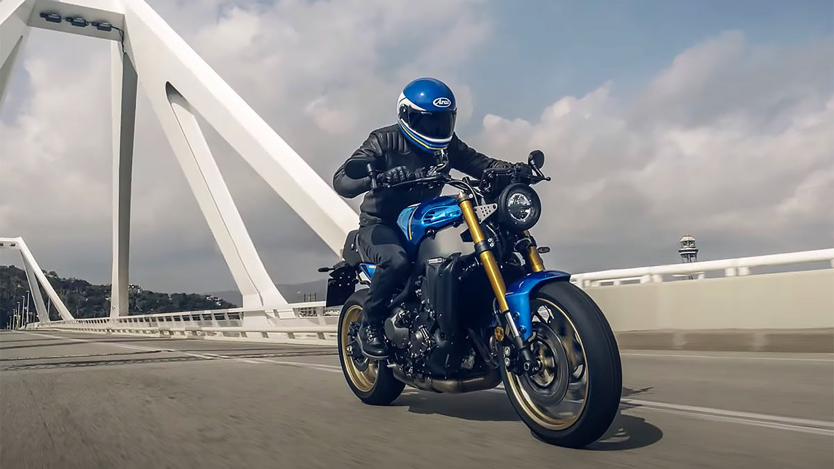 Ретромотоцикл Yamaha XSR900 получил новый дизайн и более мощный двигатель