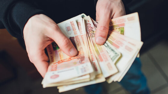 Россиянам посоветовали убрать наличные деньги в темное место