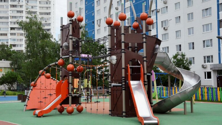 Детские площадки в российских дворах станут еще безопасней