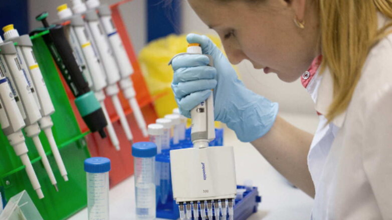 Центр Гамалеи начал адаптировать вакцины к "омикрон"-штамму коронавируса