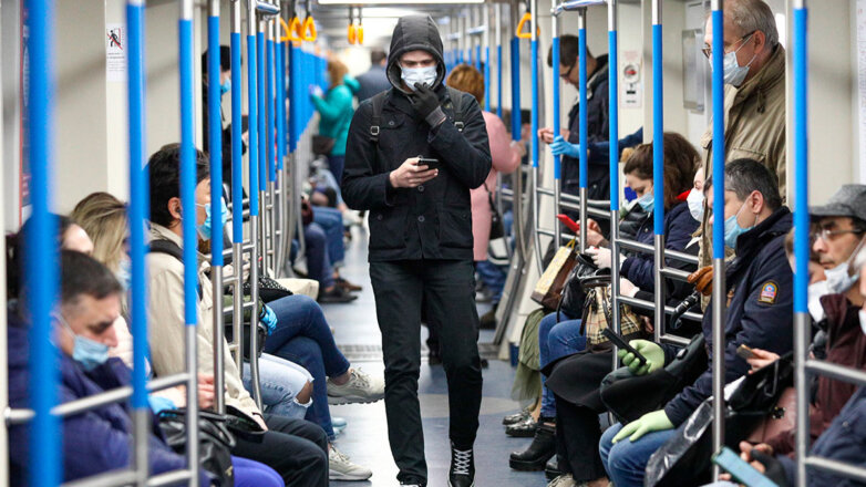 Люди в метро в масках