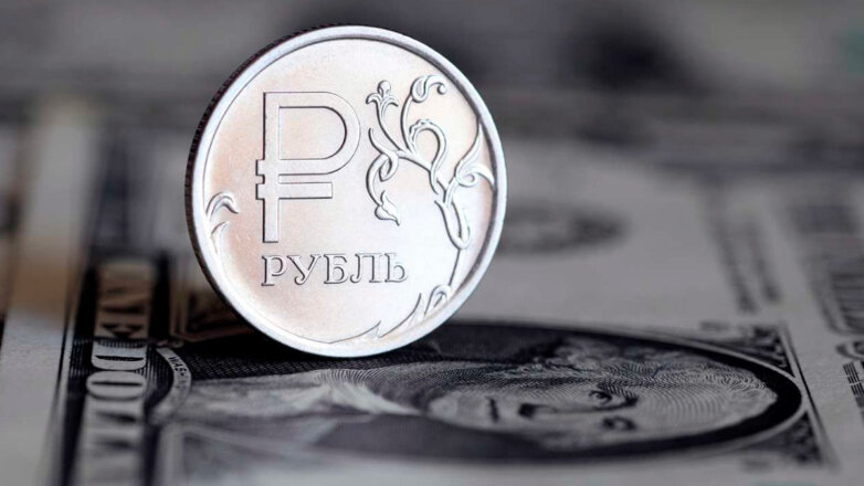 Курс рубля вырос по отношению к доллару и евро