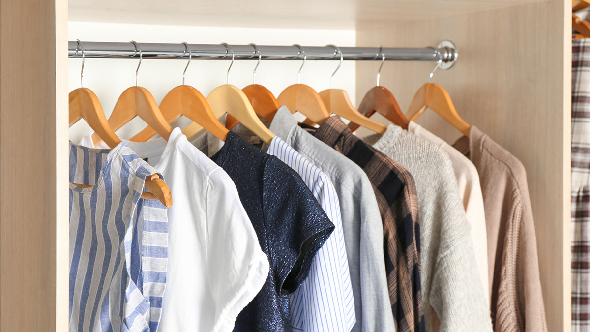 Убирать верхнюю одежду в прихожей в шкаф или чехлы