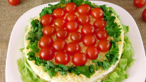 Салат с помидорами, курицей и сухариками