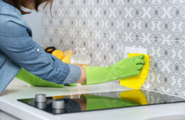 Как очистить кухонный фартук от жира: один лайфхак с подручными средствами