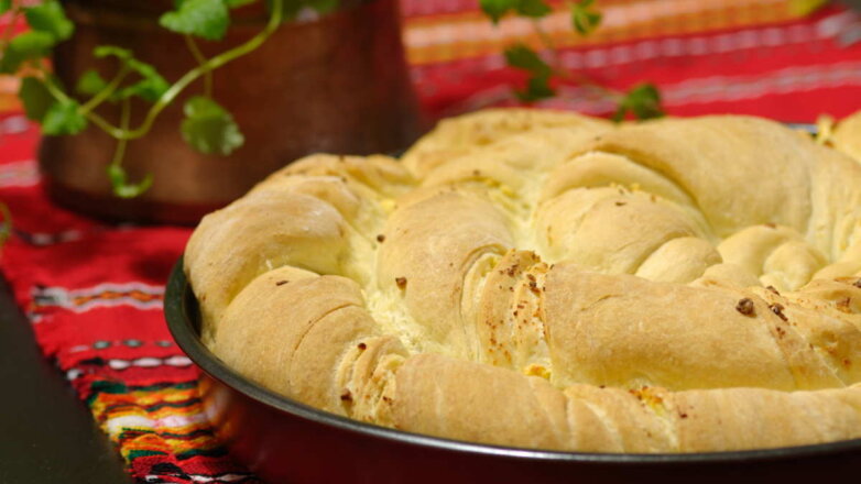 Новогодняя кухня: рецепт сытного болгарского пирога баница из слоеного теста и брынзы