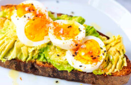 30 минут на кухне: бутерброды с авокадо и яйцом