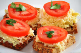 30 минут на кухне: бутерброды с сыром, чесноком и помидорами