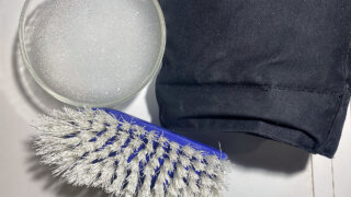 Простая хитрость: как убрать загрязнения на рукавах пуховика