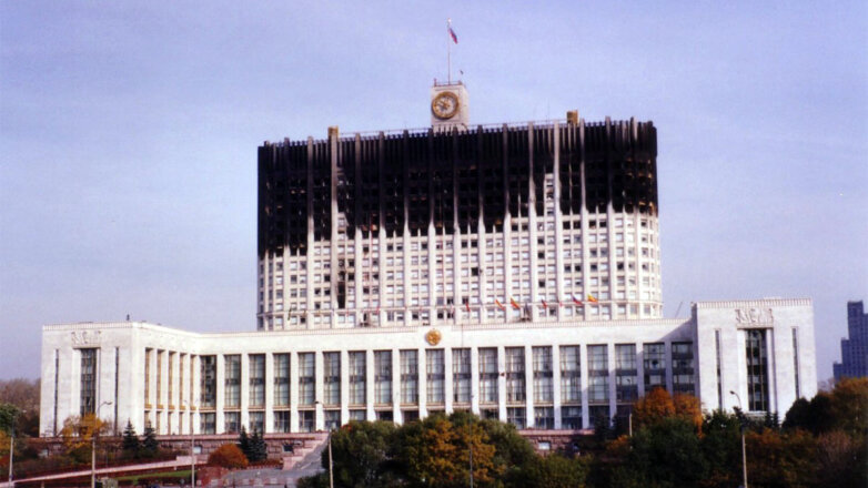 Фасад здания Верховного Совета, после танкового обстрела