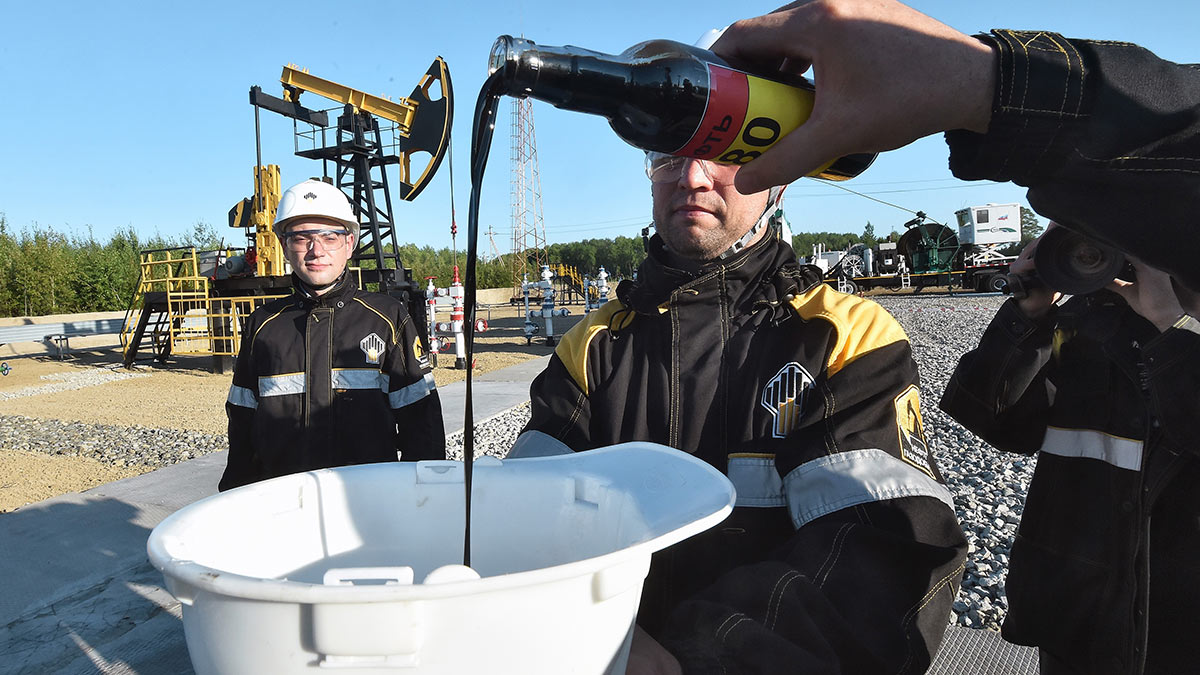 В московском доме фотографии одна из нефтяных компаний организовала выставку нефть и люди