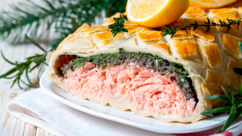 Новогодняя кухня: красная рыба с грибами в слоеном тесте