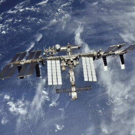 О ситуации с утечкой воздуха на модуле "Звезда" рассказали в NASA