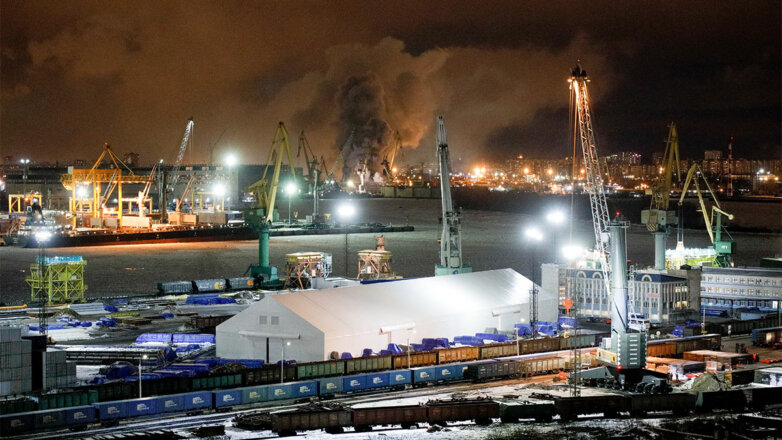 Пожар на строящемся военном корабле на территории завода 