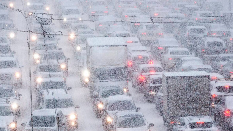 Снегопад в Москве привел к восьмибалльным пробкам на дорогах