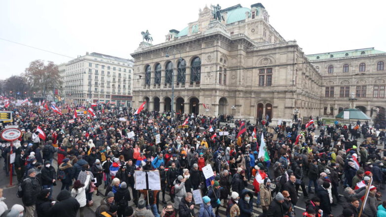 В Вене на митинги против коронавирусных ограничений вышли 44 тысячи человек