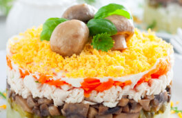 Новогодняя кухня: слоеный салат "Нежность" с курицей и грибами