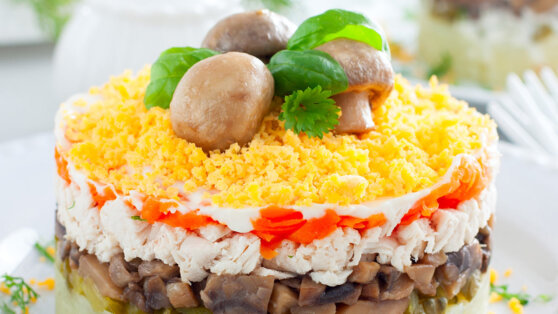 Новогодняя кухня: слоеный салат 