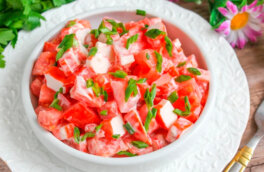 30 минут на кухне: салат с крабовыми палочками и помидорами