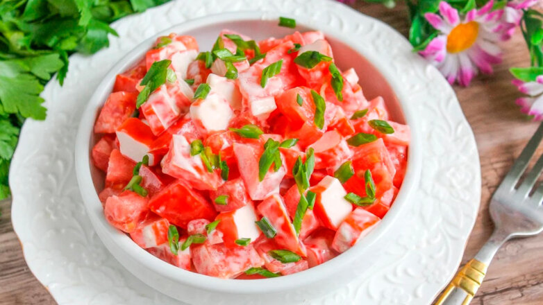 30 минут на кухне: салат с крабовыми палочками и помидорами