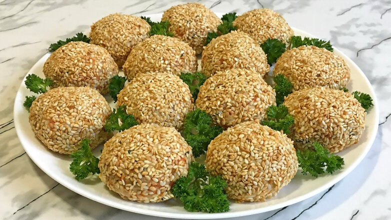 Новогодняя кухня: салатные шарики "Мимоза" в обжаренном кунжуте